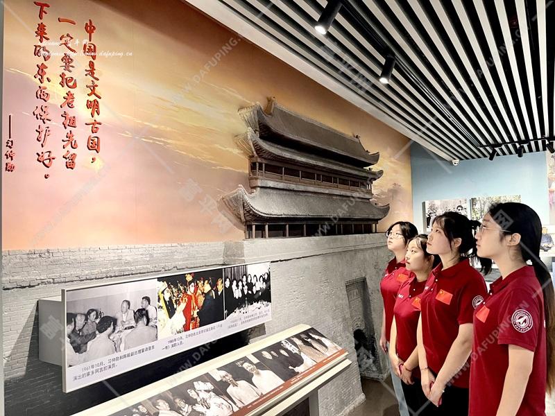 成员参观习仲勋纪念馆